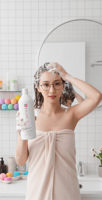 AI生成的时尚女模特与产品场景图